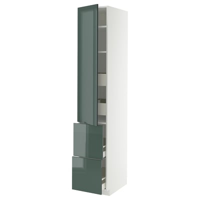 Moderne hoge keukenkast met grijsgroene hoogglans deuren. Combineert laden en planken voor opslag.
