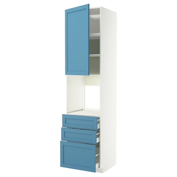Een hoge witte kast met blauwe lades en een deur, met een modern design voor keukenopslag.