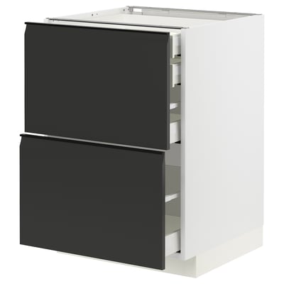 Een moderne witte keukenkast met zwarte lades, met strakke geïntegreerde handgrepen en een strak, minimalistisch design.