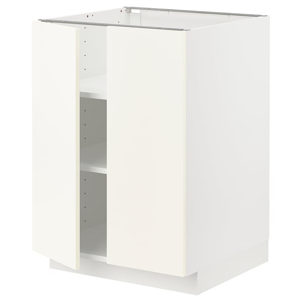 Een witte ikea METOD keukenkast met verstelbare planken en een strak design voor modulaire keukens.