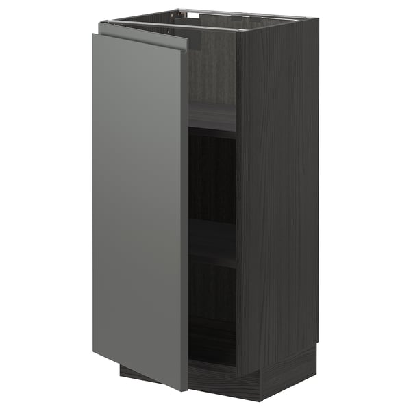 Een donkergrijze moderne keukenkast uit de ikeas METOD serie, met een hoog, slank ontwerp met een uittrekbare plank.