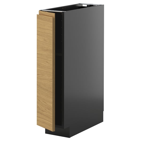 Een moderne, hoge, grijze keukenkast met een lichte houten deur en een minimalistisch design.