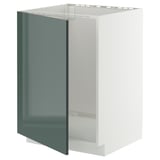Hoogglans grijsgroene keukenkast met wit frame en deuren uit.