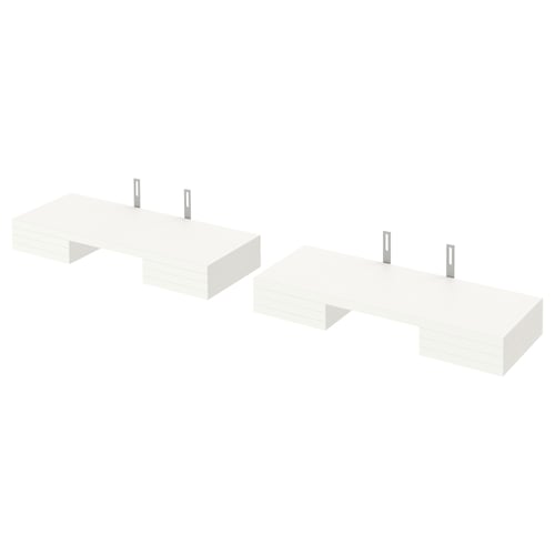 Drie witte modulaire keukenplanken, twee enkele en één dubbele, gemonteerd op muurbeugels.