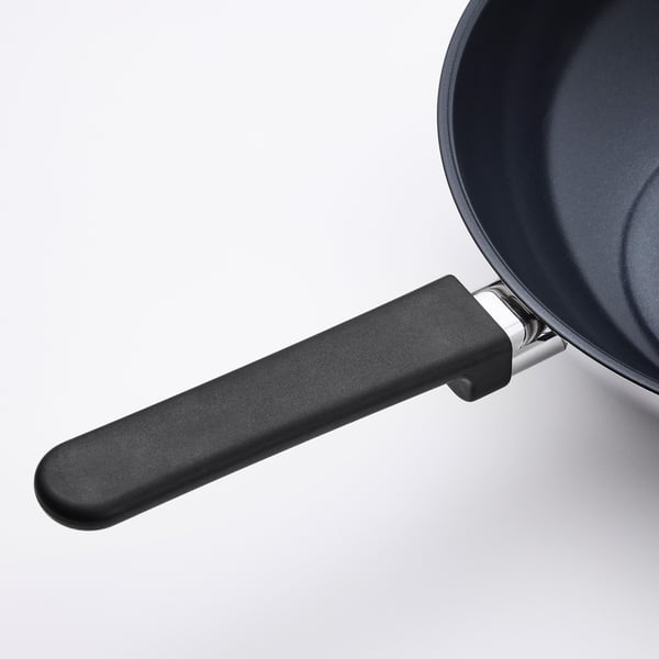 Zwarte pan met robuust handvat, glanzende antiaanbaklaag, stevig bevestigd aan modern handvat voor gemakkelijke grip.