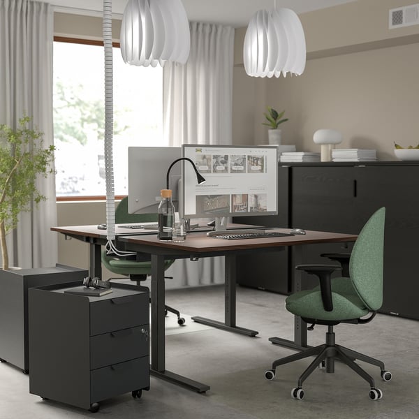Modern kantoor aan huis: MITTZON zwart bureau, groene stoel, witte lampen, grote monitor en opbergmeubels. Ruime, stijlvolle opstelling.