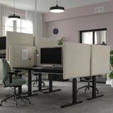 Modern kantoor met MITTZON zit/sta bureaus, ergonomische stoelen en akoestische schermen.