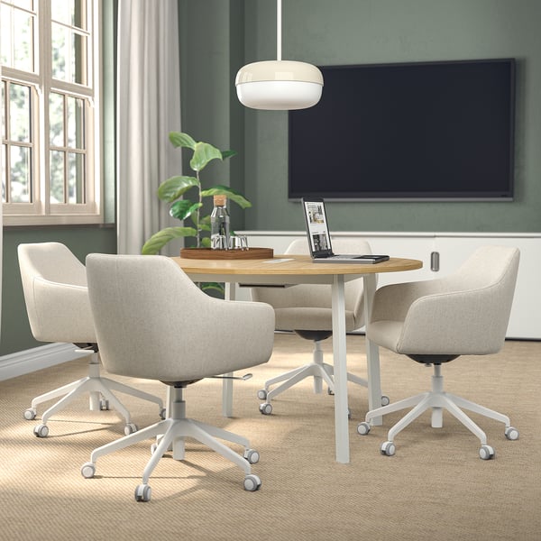 Kleine ronde vergadertafel, MITTZON, beukenhouten blad & witte basis, 4 lichtgrijze stoelen, groene muur, grote tv.