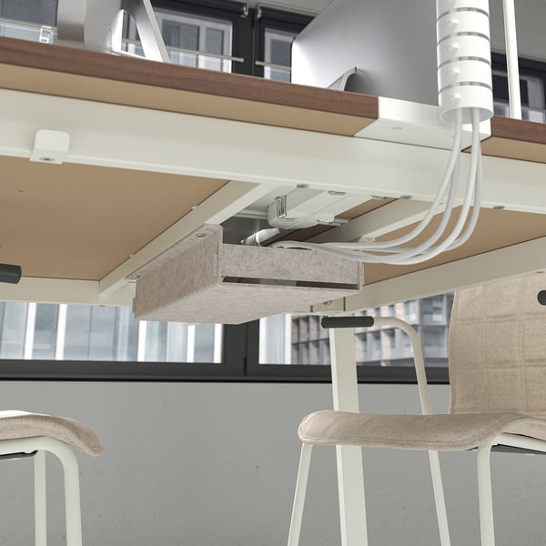 Bureautafel MITTZON met kabelmanagement. Stoelen zichtbaar aan de onderkant.