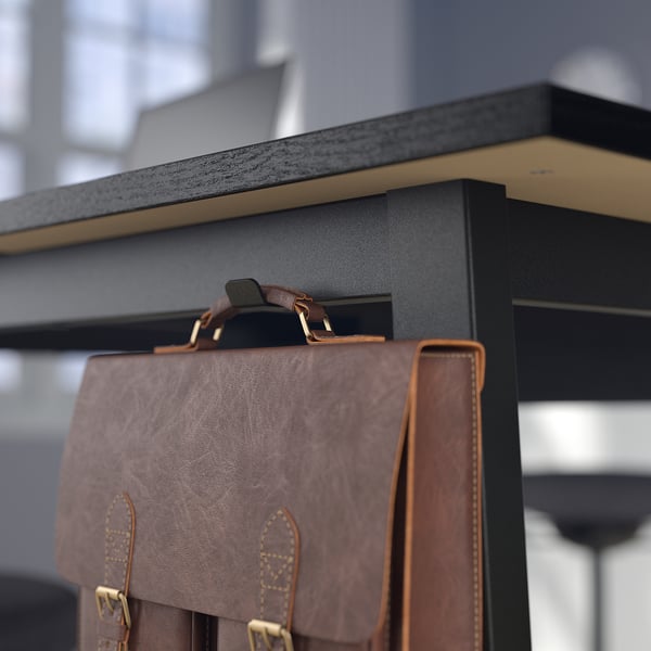 Donkerhouten plank met bruine leren tas, met haken voor het organiseren van items.