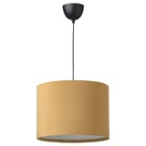 Gouden lampenkap hangt aan zwarte plafondbeker. Modern, cilindrisch ontwerp met zachte stoffen bekleding.