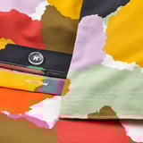 Heldere gebloemde kussensloop met envelopsluiting, met gedurfde kleuren en een zachte mix van katoen en viscose voor comfort.