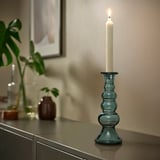 Teal gerecycleerde glazen kandelaar met bubbel ontwerp, brandende kaars, planten, ingelijste foto.