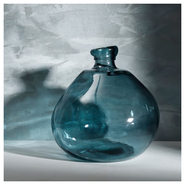 Teal vaas van gerecycled glas met bubbeltextuur en afgeronde vorm.