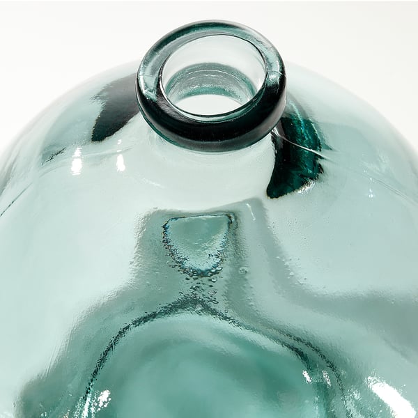 Groene vaas van gerecycled glas met bubbeltextuur, van bovenaf gezien.