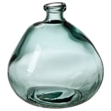 Groene glazen vaas, ronde vorm, gerecycled materiaal, glad design.