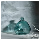 Groene vaas van gerecycled glas, ronde vorm, gestructureerd oppervlak, eenvoud ontwerp.