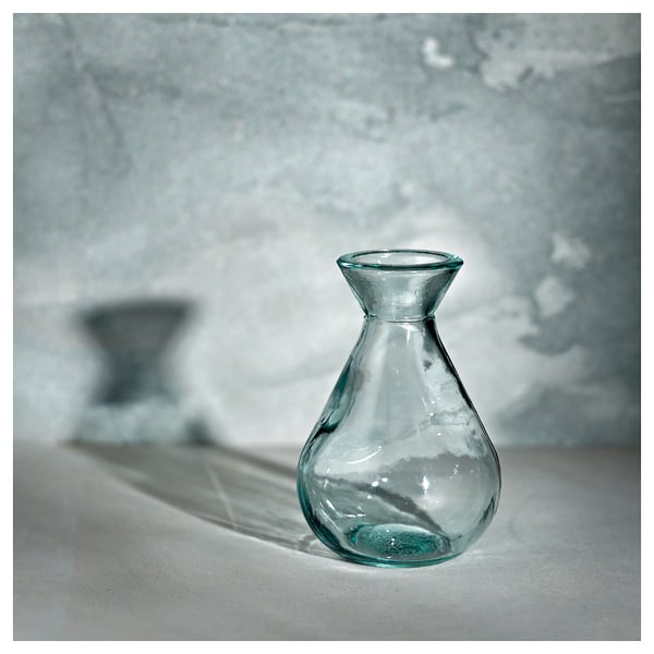 Een MYRMOSAIK glazen vaas, groenachtig blauw van kleur, met een organische, handgemaakte vorm, gemaakt van gerecycled glas.