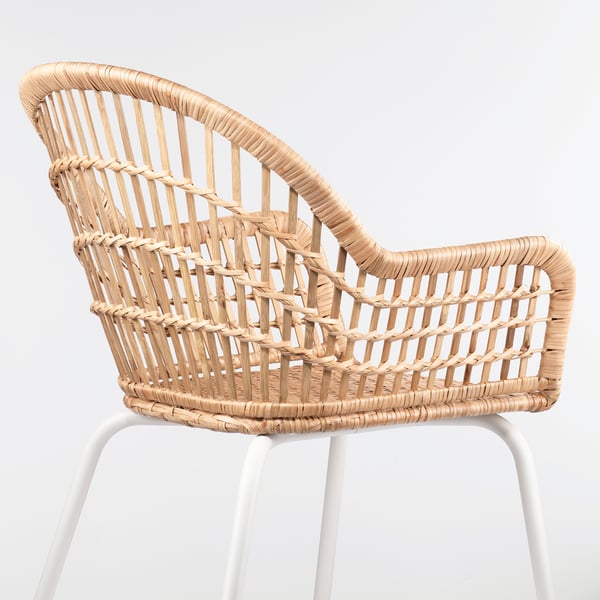 Handgeweven rotan en bamboe fauteuil met stevige, gebogen rugleuning en zitting. Witte metalen poten. Rustiek en toch elegant ontwerp.