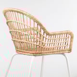 Handgeweven rotan en bamboe fauteuil met stevige, gebogen rugleuning en zitting. Witte metalen poten. Rustiek en toch elegant ontwerp.