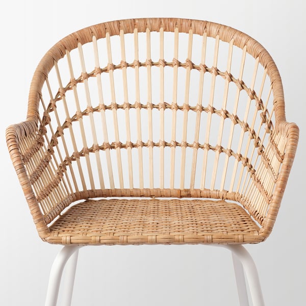 Rieten stoel, handgeweven rotan, stevig bamboe, gebogen rugleuning, gedetailleerd patroon, licht, natuurlijk, uniek.