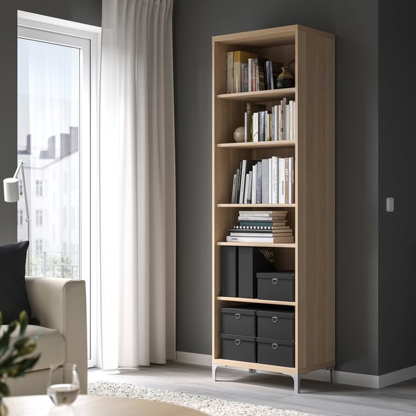 Moderne woonkamer met NIMM boekenkast, boeken en opbergdozen.