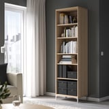 Moderne woonkamer met NIMM boekenkast, boeken en opbergdozen.