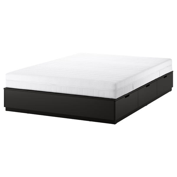 NORDLI zwart bedframe met zes lades en witte matras.