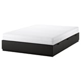 NORDLI zwart bedframe met zes lades en witte matras.