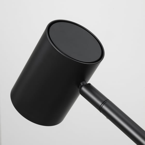 Moderne zwarte lamp met verstelbare arm en ronde kap, met strak design en hoogwaardige materialen.