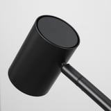 Moderne zwarte lamp met verstelbare arm en ronde kap, met strak design en hoogwaardige materialen.