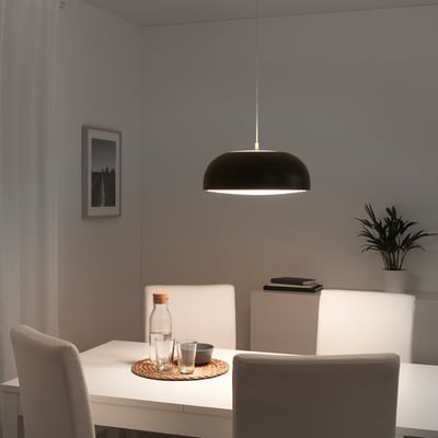 Modern dineren met grote NYMÅNE lamp boven witte tafel. Stijlvol, ruim voldoende licht.
