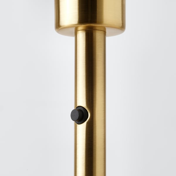 Gouden vloerlamp met strak design, voorzien van een cilindrische voet en een zwarte schakelaar. Hoogwaardige afwerking, elegante en moderne uitstraling.