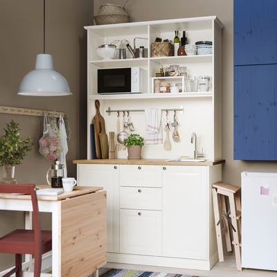 ÖNNERUP witte kitchenette: open planken, gesloten kasten, gootsteen. Traditioneel ambachtelijk ontwerp voor kleine ruimtes.