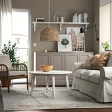 Oosters design vloerkleed in de woonkamer met salontafel, grijze stoel en kast. Duurzaam, vlekbestendig polypropyleen met latex achterkant.