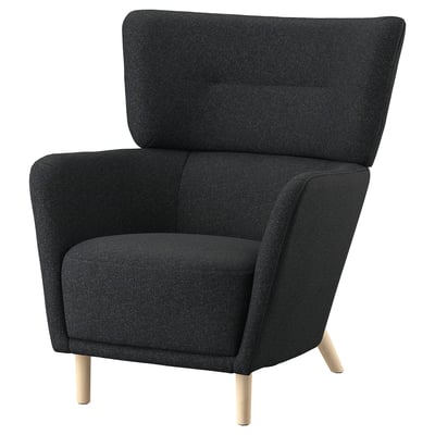 Donkergrijze OSKARSHAMN oorfauteuil, modern design met hoge rugleuning en houten poten.