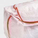 Een grote, doorzichtige opbergtas met oranje rits en handvatten, ideaal voor het opbergen van seizoensartikelen.