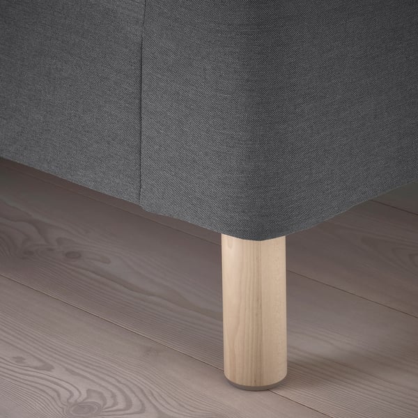 Moderne bank met strakke, verwijderbare stof in donkergrijs, ondersteund door cilindrische houten poten.