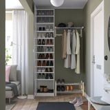 Een moderne entreekast met een schoenenrek, kapstokken en planken voor georganiseerde opslag.