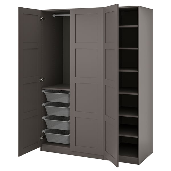 Een open grijze PAX-kledingkast met gaasmanden en planken voor opslag.