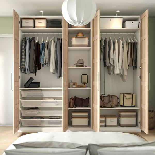 Aanpasbare kledingkast met planken, hangruimte en manden voor kleding en accessoires.