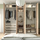 Aanpasbare kledingkast met planken, hangruimte en manden voor kleding en accessoires.