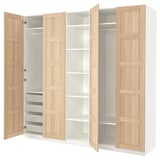 Deze afbeelding toont een ikea PAX kledingkast in wit en licht hout. Het heeft vier open deuren, twee planken en uittrekbare gaasmanden.