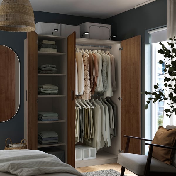 Moderne kast met houten deuren, georganiseerde kleding, verstelbare poten, muurbevestiging.