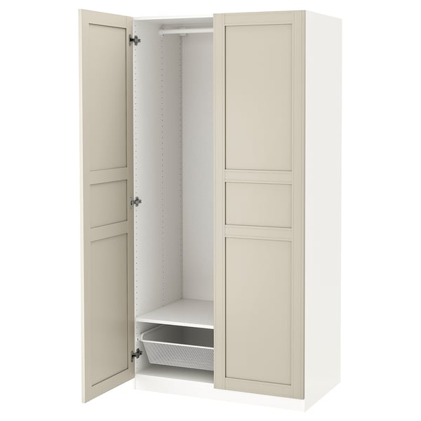 Een open PAX kledingkast in wit en beige met organizers aan de binnenkant.