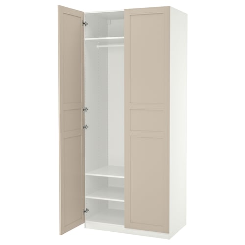 Een open beige en witte PAX kledingkast met één deur, planken en een ophangstang.