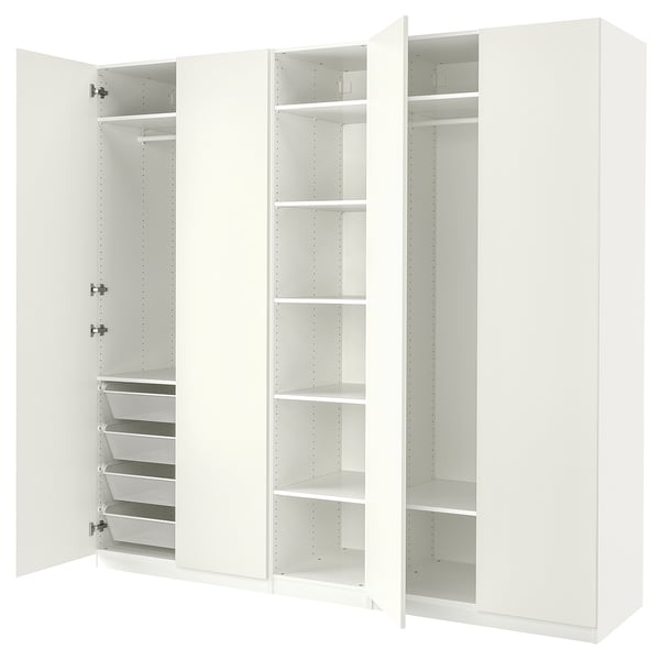 Een open witte PAX kledingkast met planken en gaasmanden, met soft-close scharnieren en een strak, modern design.