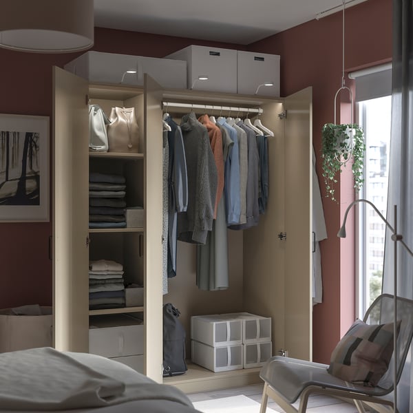 Open kledingkast met kleding, inclusief jassen, en accessoires, met planken en dozen.