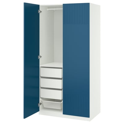 Een witte en blauwe PAX kledingkast met een gaasmand en ophangroede. Het is een modern, strak design met een blauwe deur.