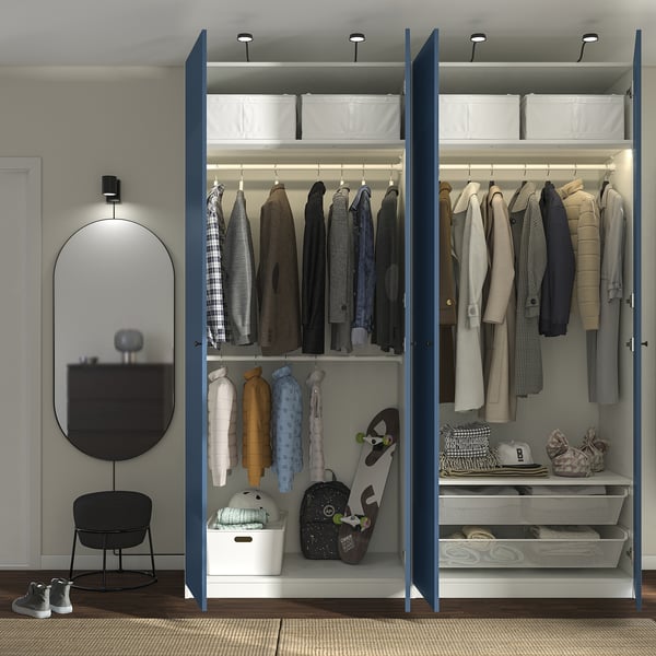 Moderne open kast met kleding, bakken, tassen en skateboard. Blauw frame, verstelbaar, met langzaam sluitende scharnieren.